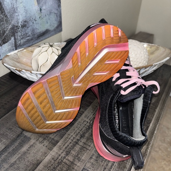 Brooks Levitate 2 running Black/Pink SZ 7.5 - Picture 9 of 12